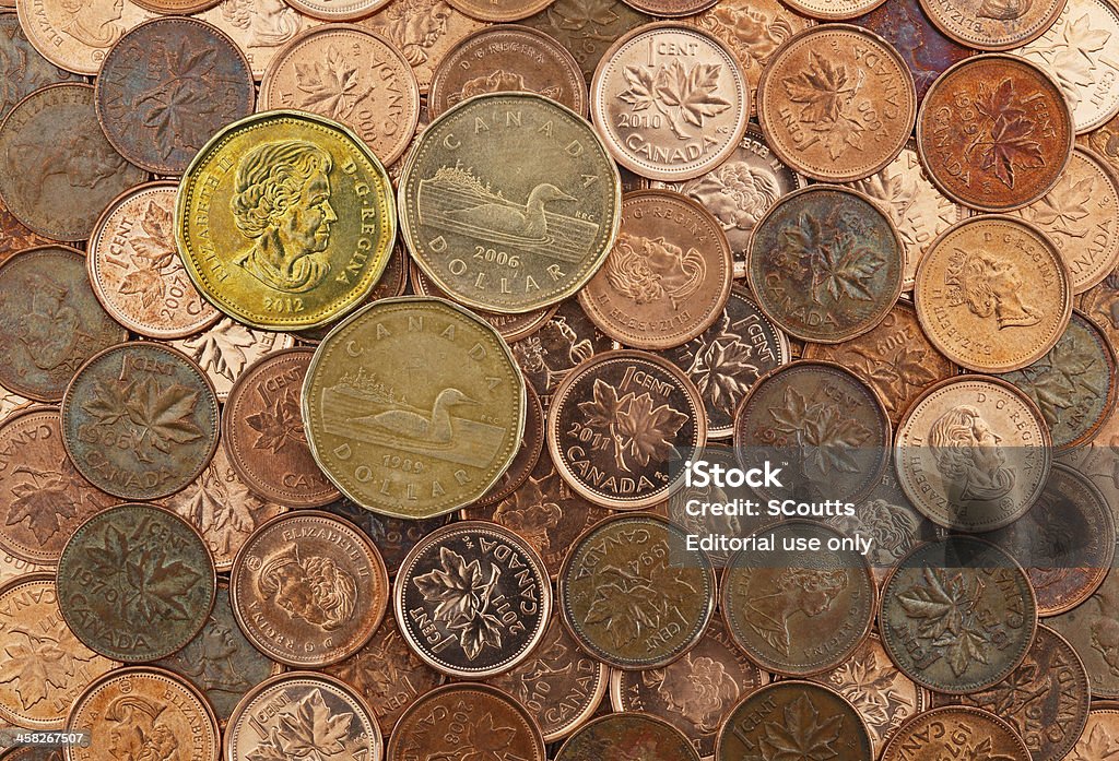 Dolar kanadyjski monety na łóżku z monety - Zbiór zdjęć royalty-free (Banknot)