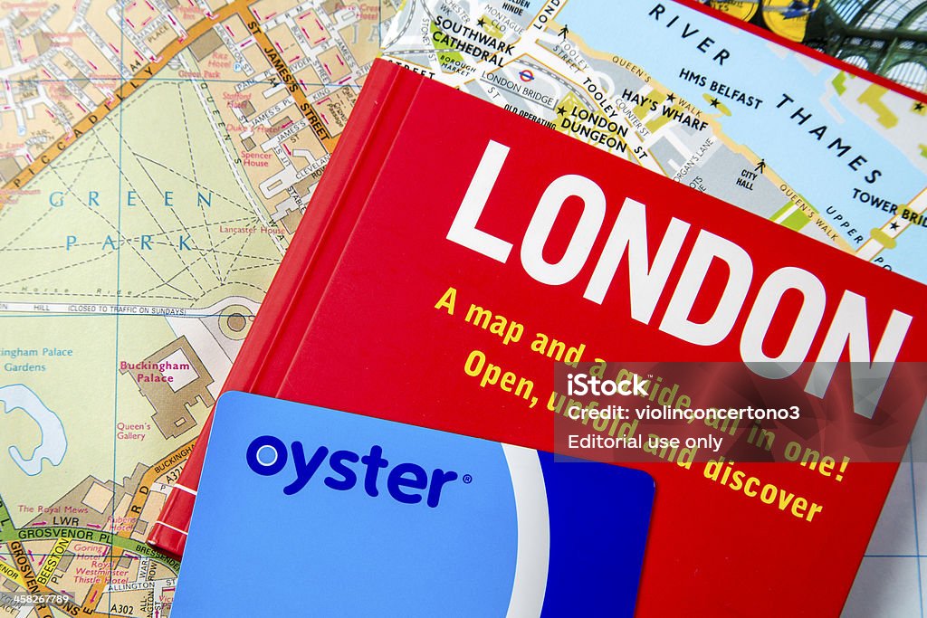 Oyster Card auf einem London Reiseführer und Karte - Lizenzfrei Oyster Card - London Stock-Foto