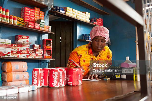 Pequena Loja Proprietário Contar - Fotografias de stock e mais imagens de África - África, Loja, Pequenas Empresas