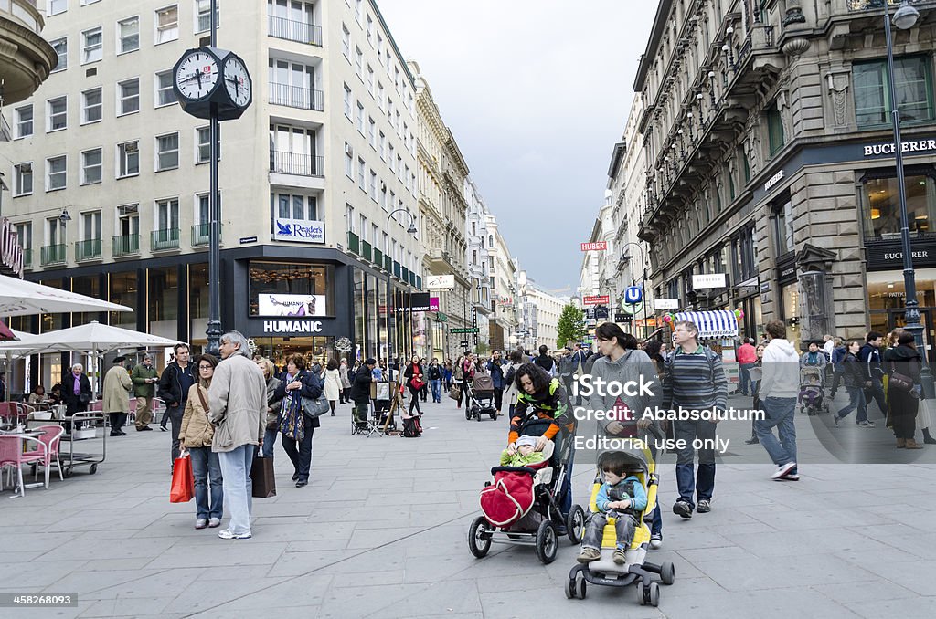 Ludzie w centrum Wiednia w Austrii Europie - Zbiór zdjęć royalty-free (Austria)