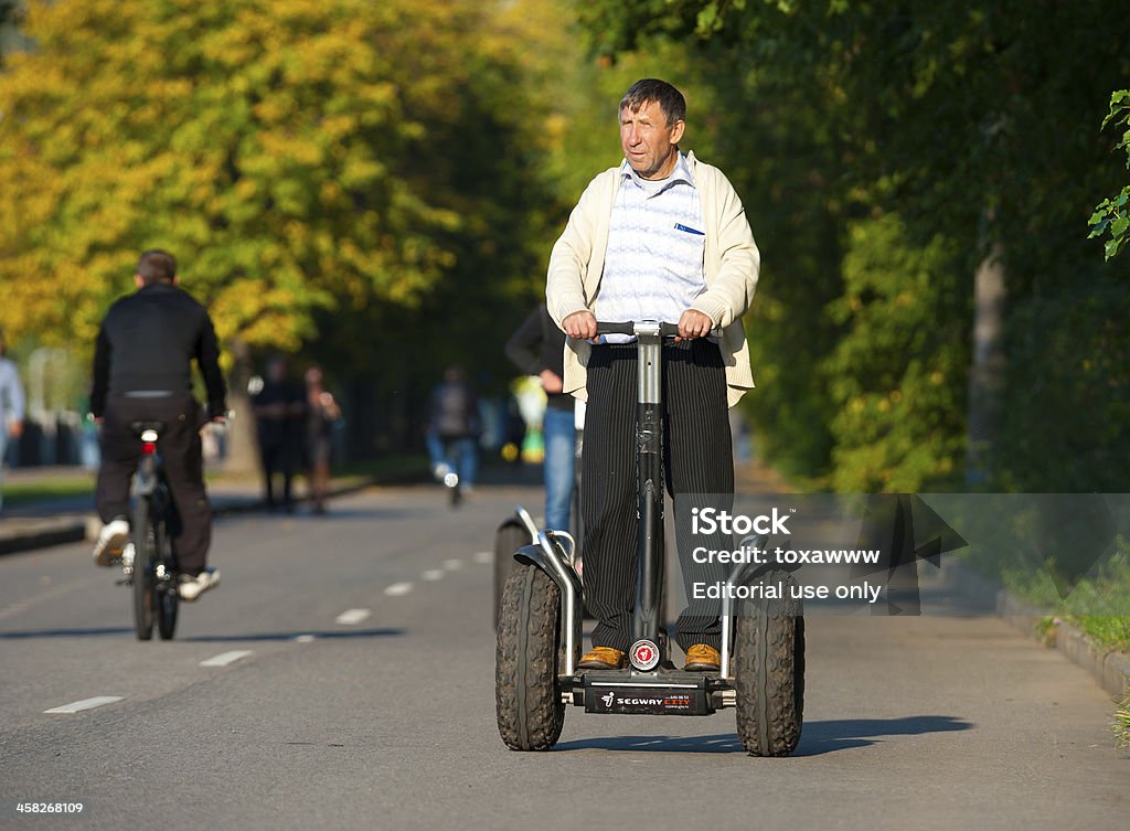 Hombre pasea en Segway - Foto de stock de Segway libre de derechos