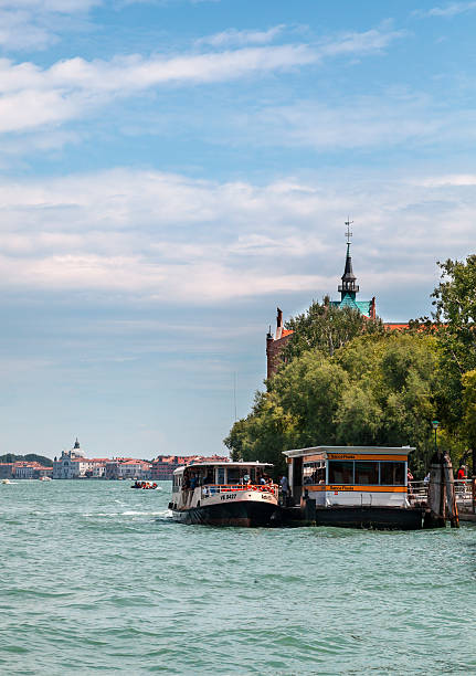 vaporetto di venezia - southern europe public transportation international landmark local landmark foto e immagini stock