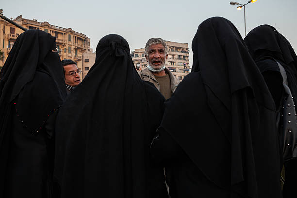 Signore in nero parlando di uomo a Tahrir - foto stock