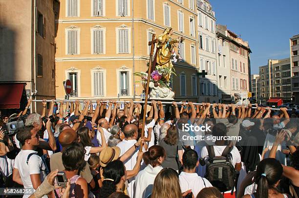Statue Of The Virgin Mary Założenie Procesja W Marsylii Francja - zdjęcia stockowe i więcej obrazów Ceremonia