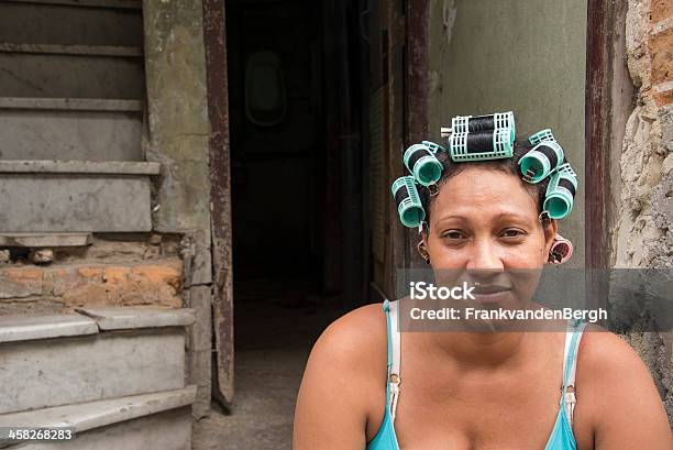 Женщина С Бигуди — стоковые фотографии и другие картинки Куба - Куба, Бедность, Безрукавка - Одежда