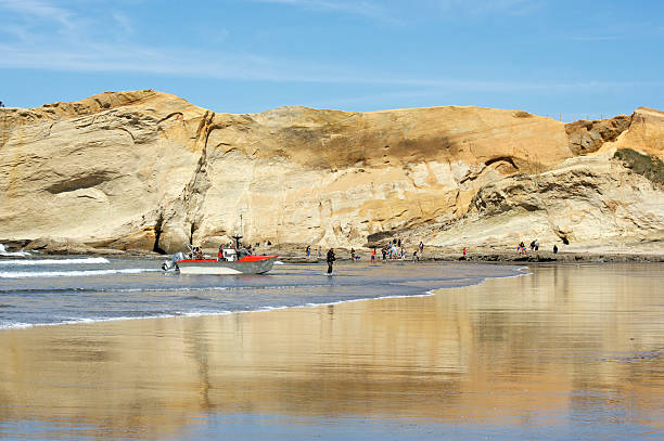 dory łódka zwrot piaskowca cliff cape kiwanda pacific city, oregon - cape kiwanda state park zdjęcia i obrazy z banku zdjęć