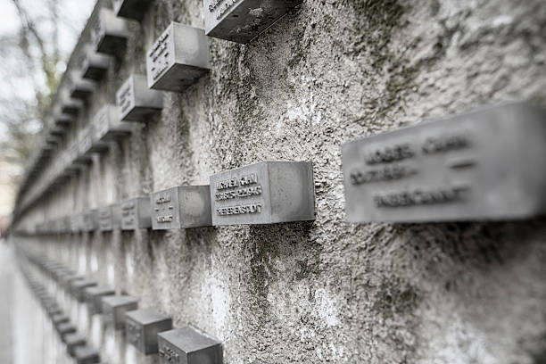 памятник на старый еврейское кладбище judengasse frankfurt - holocaust frankfurt memorial judaism стоковые фото и изображения