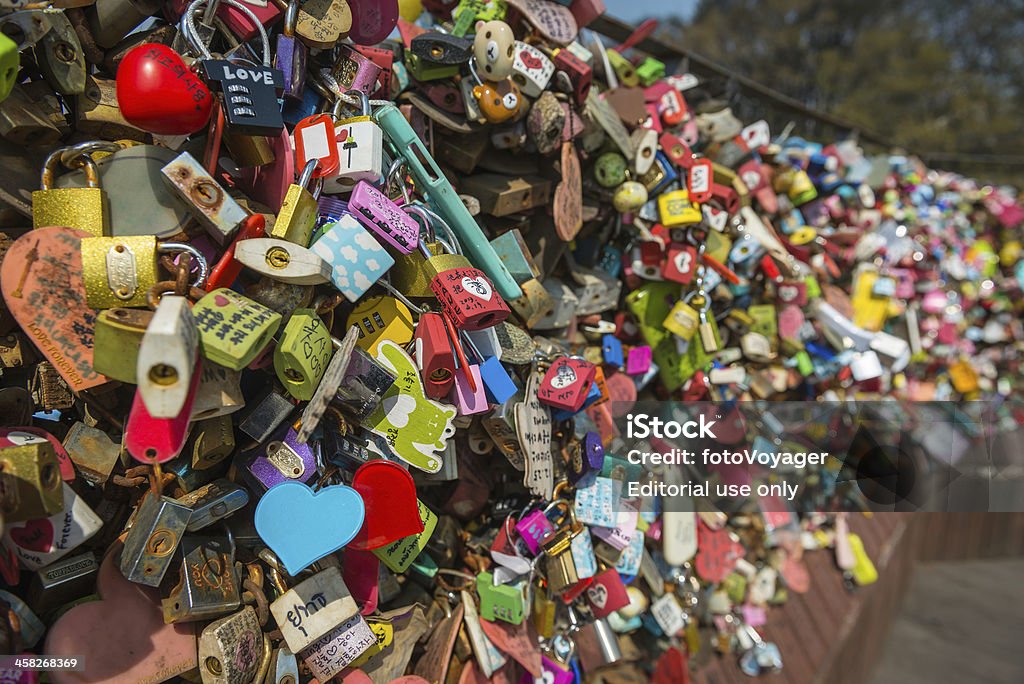 Amore cuore i lucchetti catena a parete N Seoul Tower Corea - Foto stock royalty-free di Ambientazione esterna
