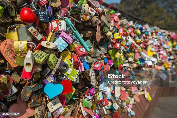 Amore Cuore I Lucchetti Catena A Parete N Seoul Tower Corea - Fotografie stock e altre immagini di Ambientazione esterna