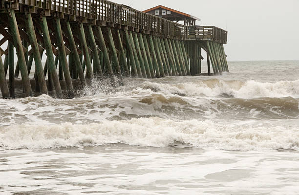ouragan sandy de myrtle beach en caroline du sud, états-unis - hurricane sandy myrtle beach pier wave photos et images de collection