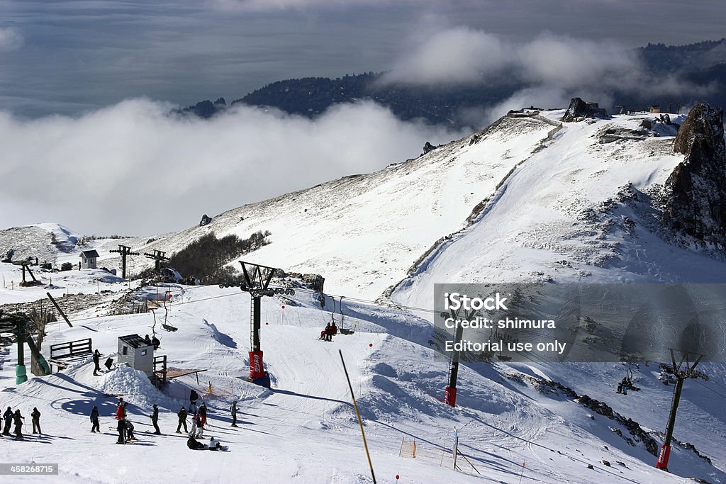 Turistas a preparar para esqui acima das nuvens Montanhas nos Andes - Royalty-free Acima Foto de stock