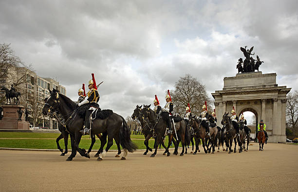 horseguards в лондоне - mounted guard стоковые фото и изображения