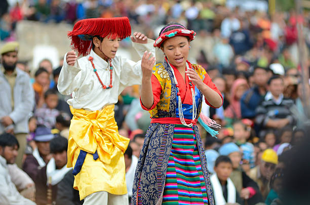 젊은 villagers 아티스트들이 festival of 라다크 헤리티지 - traditional festival ladakh ethnic music india 뉴스 사진 이미지