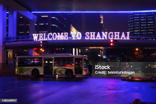 Bienvenido A La Señal De Pare En Shanghai China Foto de stock y más banco de imágenes de Aire libre - Aire libre, Autobús, Calle