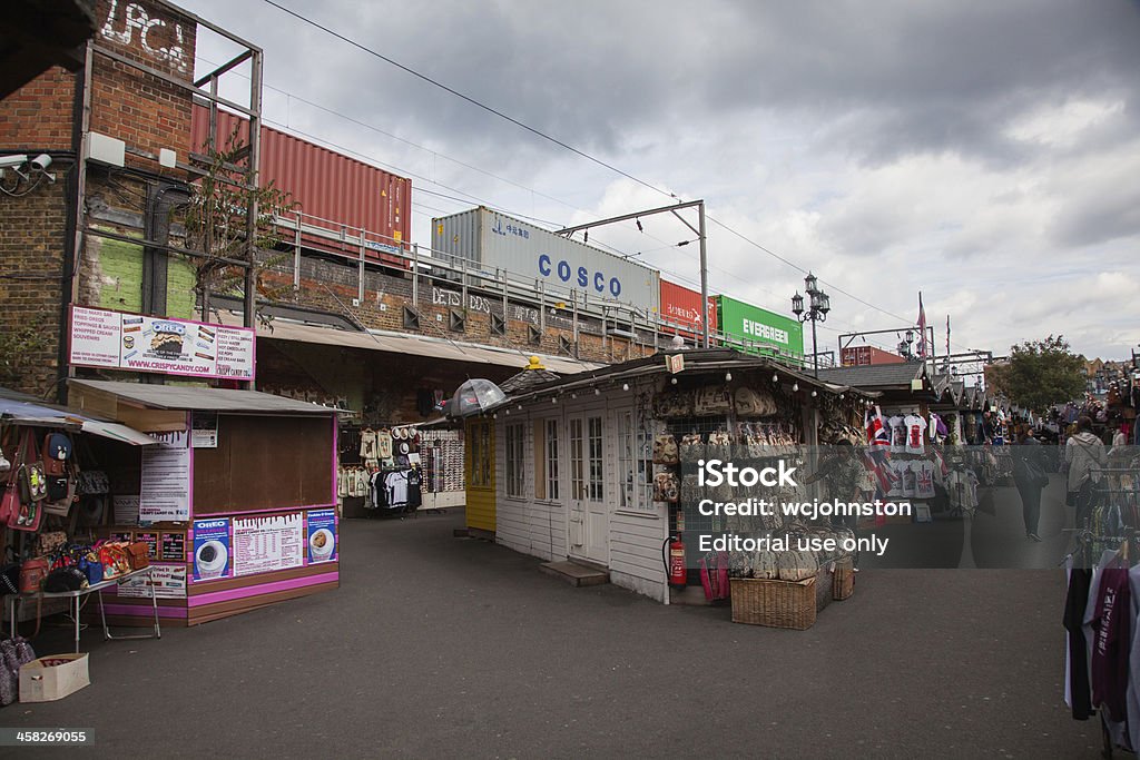 Treno passa Camden Market, - Foto stock royalty-free di Abbigliamento