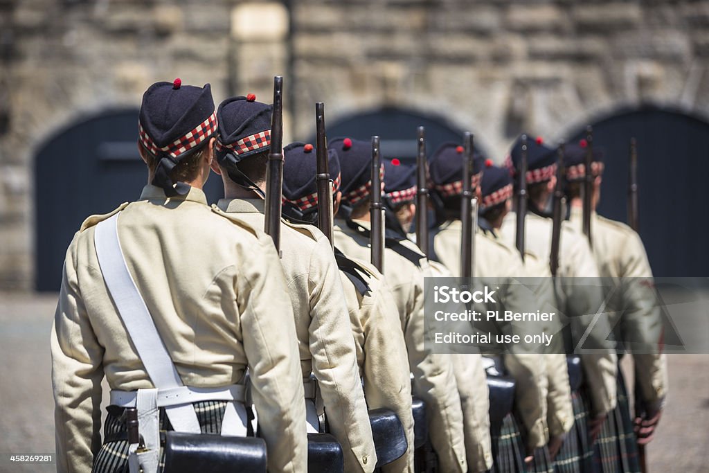 Los hombres y las mujeres en vestido como 78th Highland régiment soldados - Foto de stock de Acontecimientos en las noticias libre de derechos