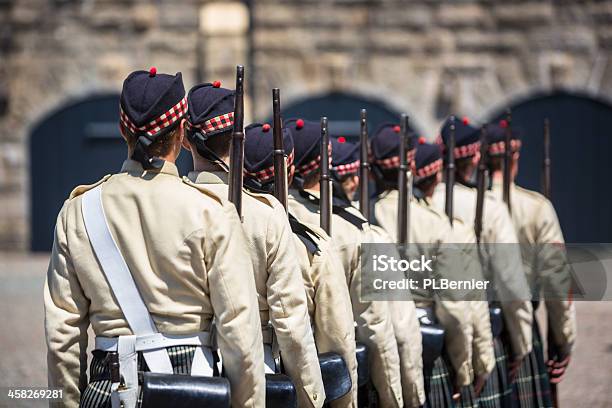 Los Hombres Y Las Mujeres En Vestido Como 78th Highland Régiment Soldados Foto de stock y más banco de imágenes de Acontecimientos en las noticias