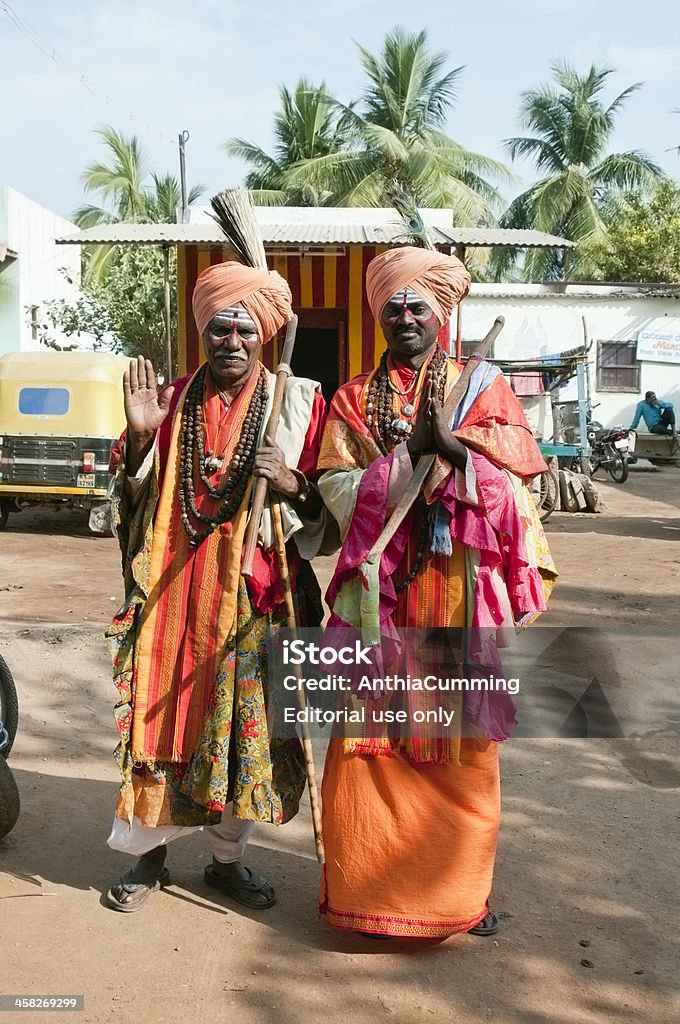 힌두교식 Sadhus 기도하다 계기미터의 카메라 계속하였습니다 - 로열티 프리 2명 스톡 사진