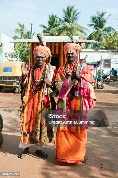 힌두교식 Sadhus 기도하다 계기미터의 카메라 계속하였습니다 2명에 대한 스톡 사진 및 기타 이미지 - 2명, 거절, 금욕주의