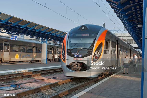 Hyundai Rotem Tren Foto de stock y más banco de imágenes de Gris - Gris, Naranja - Color, Transporte ferroviario