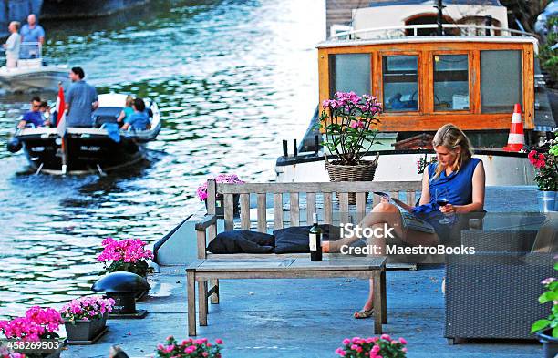 Wein Auf Den Kanal Stockfoto und mehr Bilder von Amsterdam - Amsterdam, Bootshaus, Eine Frau allein