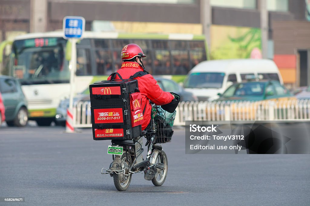 McDonald доставка на E-bike в Пекине - Стоковые фото Доставлять роялти-фри