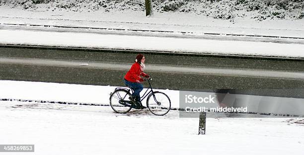 Pierwszy Winterday - zdjęcia stockowe i więcej obrazów Aktywny tryb życia - Aktywny tryb życia, Bicykl, Chłodny