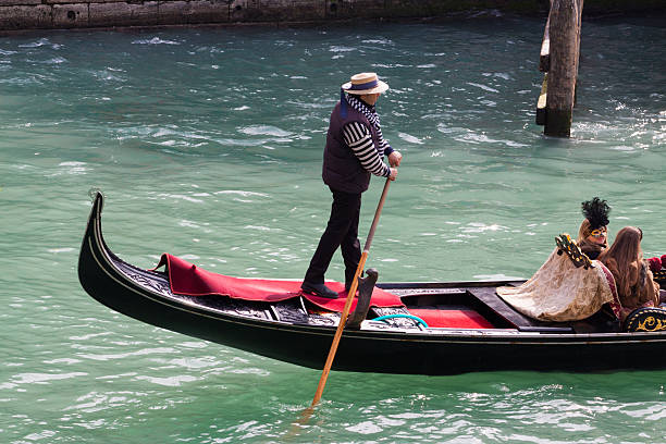 ゴンドラの船頭運ぶ客でベニスのカーニバル - men gondolier people activity ストックフォトと画像