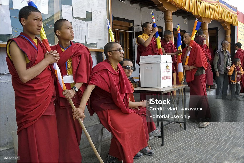 Monjes budistas participen en la ceremonia de Leh puja, India. - Foto de stock de Acontecimiento libre de derechos