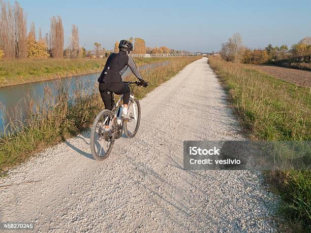 Ciclismo Sulla Banca - Fotografie stock e altre immagini di Allenamento - Allenamento, Ambientazione esterna, Andare in mountain bike