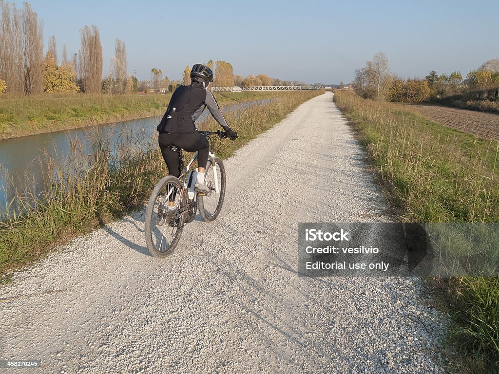 Ciclismo no banco - Foto de stock de Atividade royalty-free