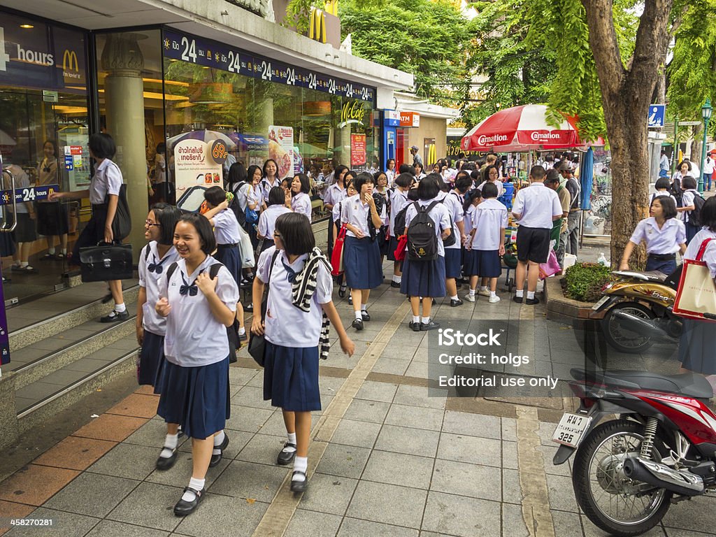 Criança em Idade Escolar fora Mcdonalds, Tailândia - Royalty-free Andar Foto de stock