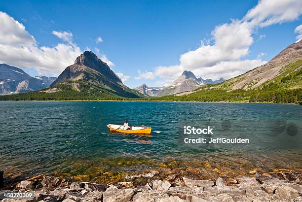 Rudern Auf See Swiftcurrent Lake Stockfoto und mehr Bilder von Lebensstil - Lebensstil, Montana, Aktivitäten und Sport