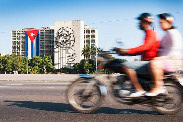 motociclisti passaggio che guevara immagine, il ministero degli interni, havana building - ministry of the interior foto e immagini stock