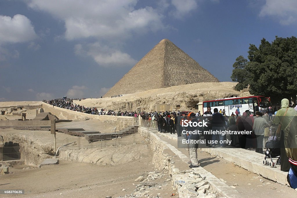 Folle di turisti a Piramidi di Giza - Foto stock royalty-free di Egitto
