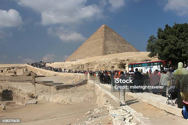 Folle Di Turisti A Piramidi Di Giza - Fotografie stock e altre immagini di Egitto - Egitto, Piramide - Struttura edile, Ambientazione esterna