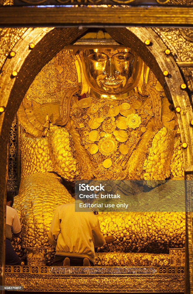 Buddha dorato del Mandalay, Myanmar con uomini offrendo gold leafs. - Foto stock royalty-free di Adulto