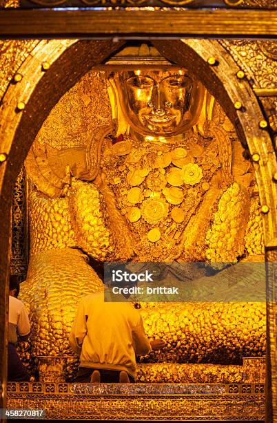 Buddha Dorato Del Mandalay Myanmar Con Uomini Offrendo Gold Leafs - Fotografie stock e altre immagini di Adulto