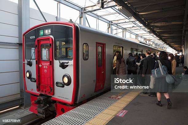 Kyushu Compañía De Ferrocarril Del Tren Foto de stock y más banco de imágenes de Andén de estación de tren - Andén de estación de tren, Asia, Día