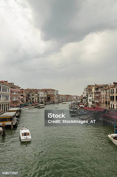 Photo libre de droit de Bateaux Sur Le Canal Grande À Proximité Du Pont Du Rialto banque d'images et plus d'images libres de droit de Bateau de voyageurs