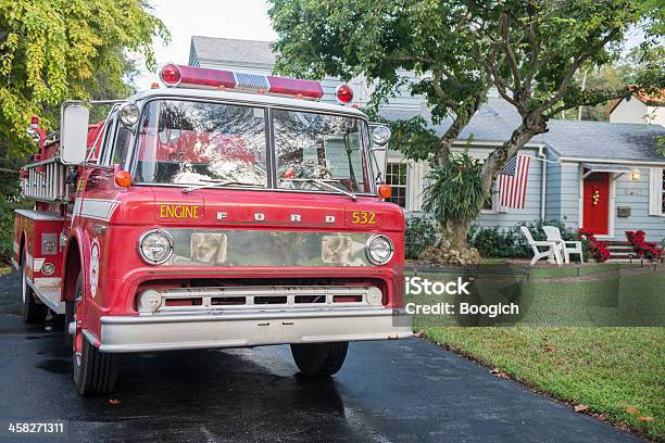 Rote Amerikanische Ford Feuerwehrauto Stockfoto und mehr Bilder von Altertümlich - Altertümlich, Amerikanische Flagge, Außenaufnahme von Gebäuden