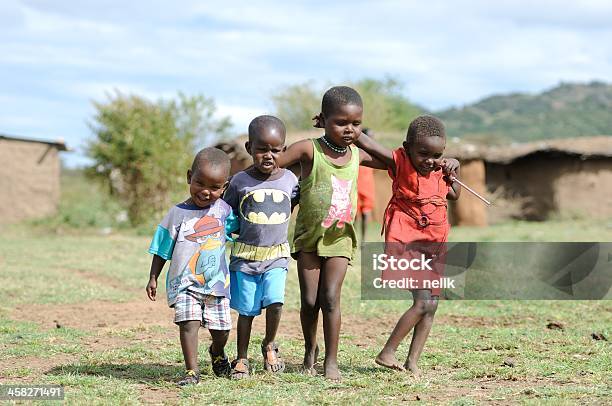 Grupo De Cuatro No Identificados Niños De África Foto de stock y más banco de imágenes de Kenia - Kenia, Niño, Pueblo Masái