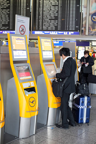 os balcões de check-in automático da lufthansa no aeroporto - self service check in passenger people frankfurt - fotografias e filmes do acervo