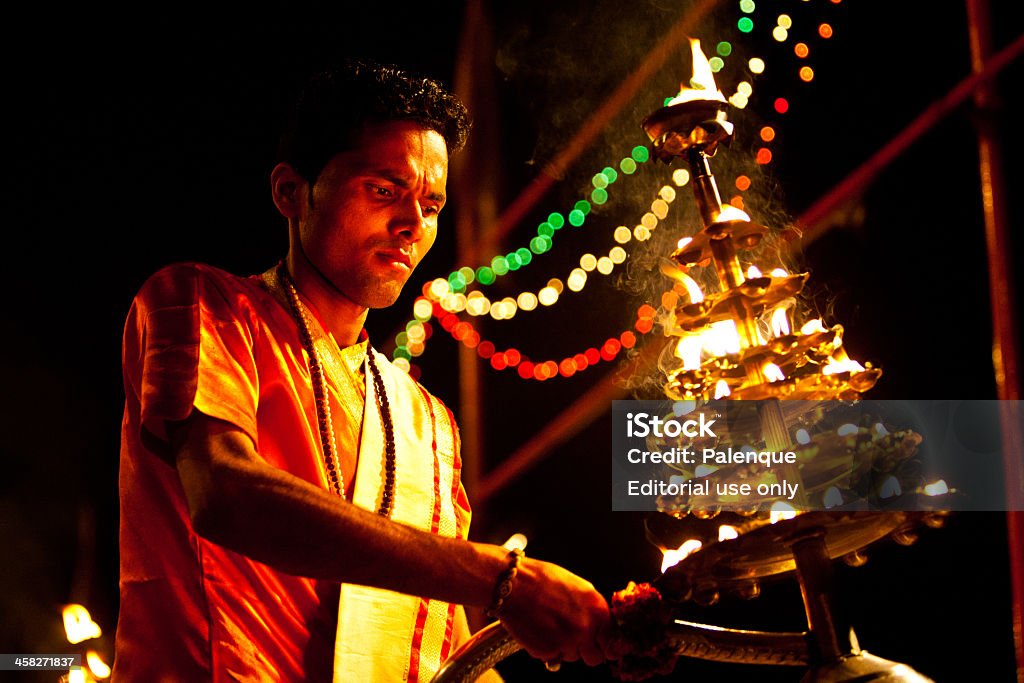 Hindu Priester künstlerische religiösen Ganga Aarti ritual (Feuer-puja - Lizenzfrei Aarti - Ritual Stock-Foto