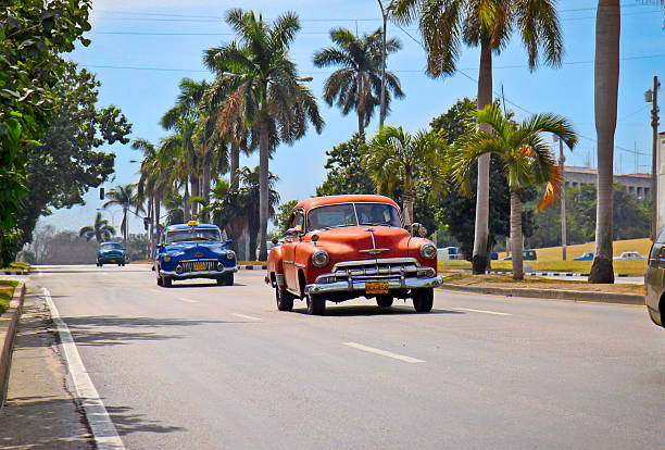 アメリカンクラシックカーのハバナます。キューバます。 - cuba car chevrolet havana ストックフォトと画像