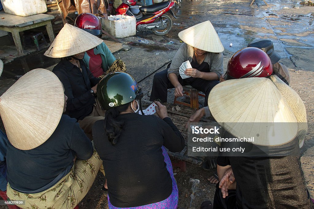 Игральные карты в рыбный рынок Hoi, Вьетнам - Стоковые фото Азиатского и индийского происхождения роялти-фри