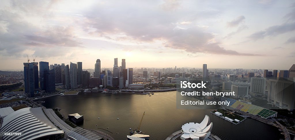 Singapur Marina Bay y el distrito de negocios de la ciudad en puesta de sol - Foto de stock de Aire libre libre de derechos