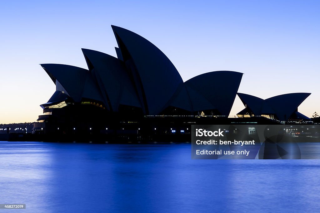 Sydney Opera House at sunrise, голубого цвета. - Стоковые фото Австралия - Австралазия роялти-фри