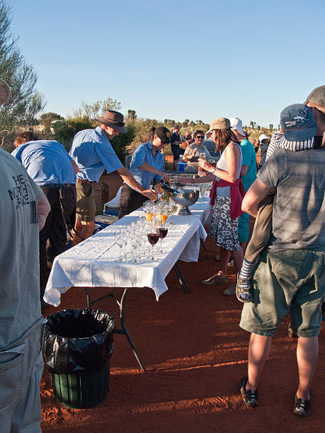 Desfrutar de bebidas em Uluru - foto de acervo