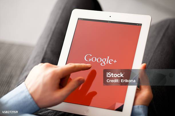 Foto de Google Plus No Ipad e mais fotos de stock de Google - Nome de marca - Google - Nome de marca, Google Social Networking Service, Aplicação móvel